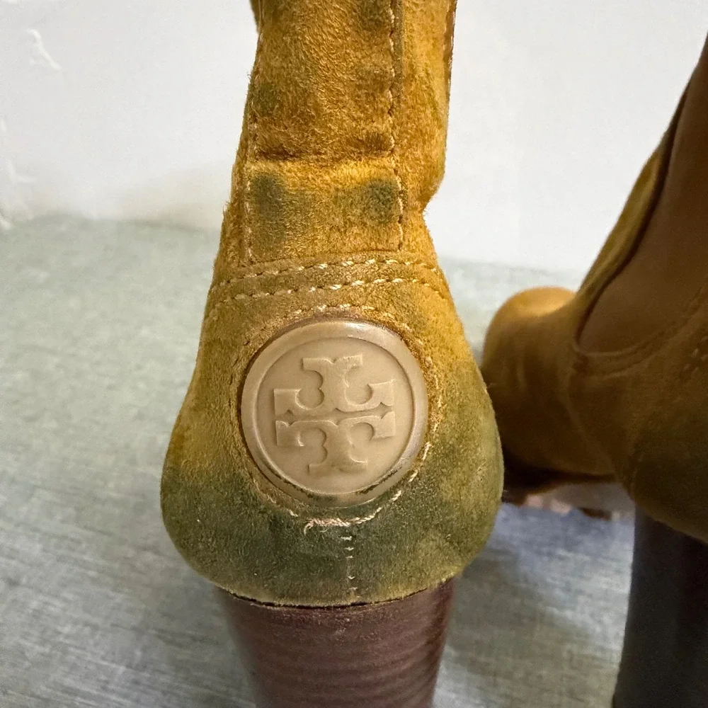 Tory Burch Booties Womens 6.5 Tan Suede Chelsea Block Heel‎ Lug Sole Gold Logo